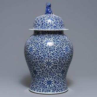 Un grand vase couvert en porcelaine de Chine bleu et blanc, 19ème