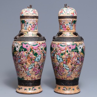 Une paire de vases couverts en porcelaine de Chine famille rose dit "de Nankin", 19ème