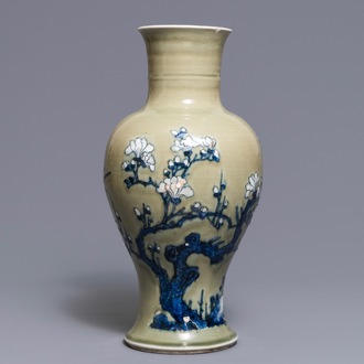 Un vase en porcelaine de Chine bleu, blanc et rouge sur fond céladon, Kangxi