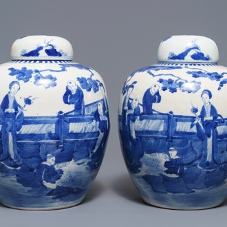 Une paire de pots couverts en porcelaine de Chine bleu et blanc, marque de Kangxi, 19ème