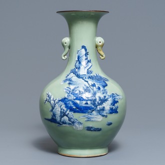 Un vase de forme bouteille en porcelaine de Chine bleu et blanc sur fond céladon, 19ème