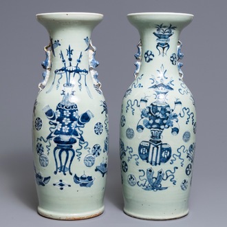 Une paire de vases en porcelaine de Chine bleu et blanc sur fond céladon, 19/20ème