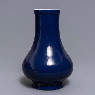 Un vase en porcelaine de Chine 'bleu sacrificiel' monochrome, marque et époque de Yongzheng