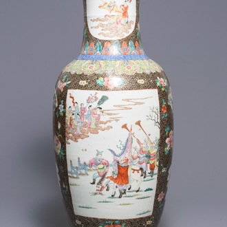 Een grote fijne Chinese famille rose vaas, 19e eeuw