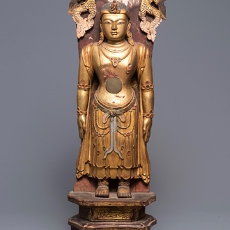 Une grande figure de Bouddha en bois doré et polychrome, Chine, 19ème