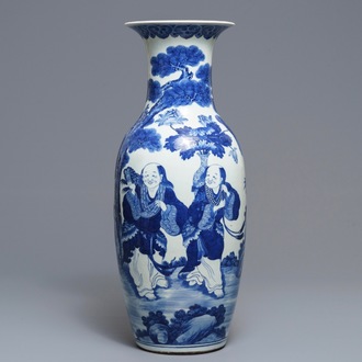 Un vase en porcelaine de Chine bleu et blanc à décor 'Hehe Er Xian', 19ème