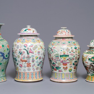 Quatre vases en porcelaine de Chine famille rose et verte, 19ème