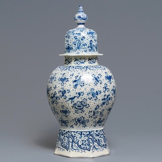 Un grand vase couvert en faïence de Delft en bleu et blanc, début du 18ème