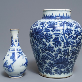 Deux vases en porcelaine de Chine bleu et blanc, époque Transition et Kangxi