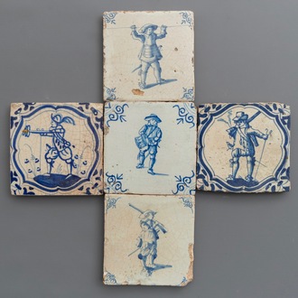 Vijf blauwwitte Delftse tegels met soldaten, w.o. met zichtbaar vuur, 17e eeuw