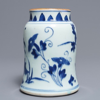 Un vase en porcelaine de Chine bleu et blanc, époque Transition