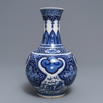 Un vase de forme bouteille en porcelaine de Chine bleu et blanc, marque de Kangxi, 19ème