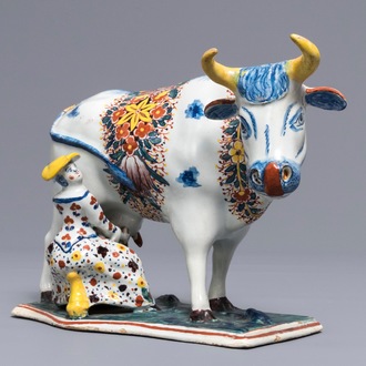 Un grand groupe d'une vache et trayeuse en faïence polychrome de Delft, 18ème