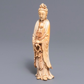 Une figure de Guanyin en ivoire sculpté, Chine, 18ème