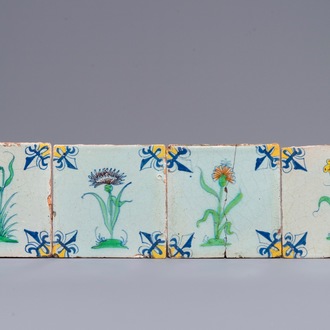 Quatre carreaux en faïence de Delft polychrome à décor de fleurs, 17ème