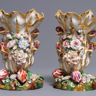 Une paire de vases en porcelaine de Jacob Petit, Paris, 19ème