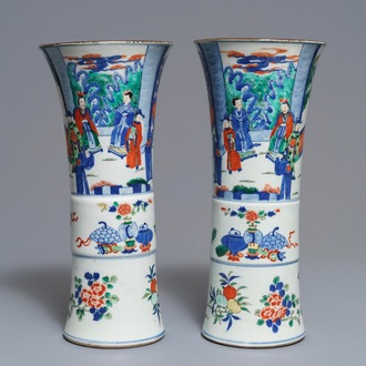 Une paire de vases de forme gu en porcelaine de Chine wucai, 19ème