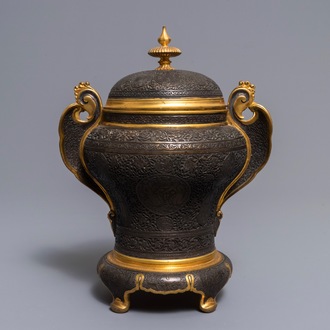 Un vase couvert en bronze partiellement doré de style Qajar, France, 19ème