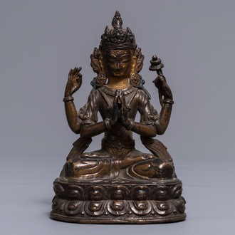 Une figure d'Avalokitesvara aux quatre bras en bronze doré, Sino-Tibet, 18ème
