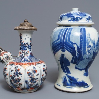 Un vase couvert en porcelaine de Chine bleu et blanc et un kendi de style Imari, Kangxi