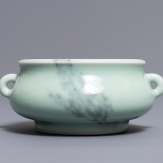 Un brûle-parfum en porcelaine de Chine de type faux-marbre, marque de Qianlong, 19/20ème