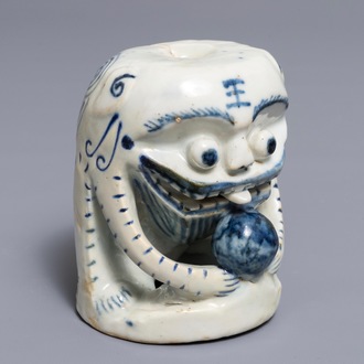 Een Chinees blauwwit scrollgewicht, 18/19e eeuw
