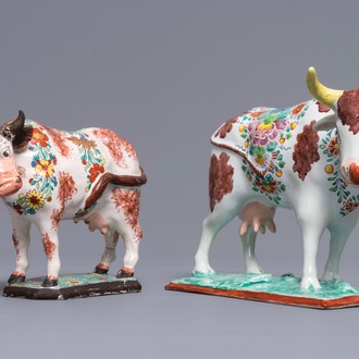 Deux modèles de vaches sur bases en faïence de Delft polychrome petit feu, 18ème