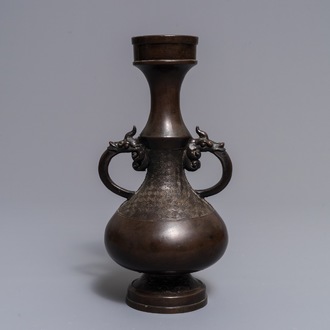 Un vase en bronze à décor en relief, Chine, Yuan/Ming