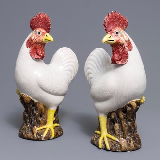 Une paire de modèles de coqs en porcelaine de Chine pour l'exportation, 19ème