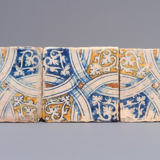 Drie tegels in Antwerpse majolica met kabelranddecor, 16e eeuw