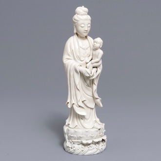 Un modèle de Guanyin à l'enfant en porcelaine blanc de Chine, 19ème