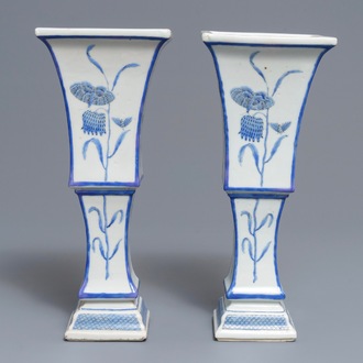 Une paire de vases en porcelaine de Chine de l'atelier dit 'Pronk' à décor de fritillaires, Qianlong