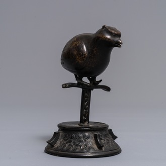 Un compte-gouttes en bronze en forme d'oiseau branché, Chine, Ming