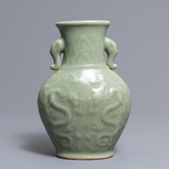 Un vase en porcelaine de Chine céladon de Longquan, Ming