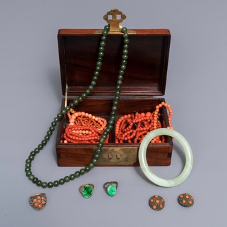 Un lot d'anneaux, bracelets et colliers en jade, corail et argent dans une boîte à bijoux en bois incrusté, Chine, 19/20ème
