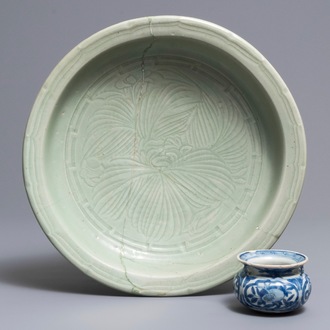 Un brûle-parfum en porcelaine de Chine bleu et blanc et un plat céladon de Longquan, Ming