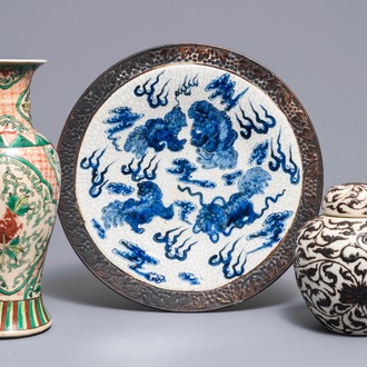Un plat et deux vases en porcelaine de Chine dite 'de Nankin', 19/20ème