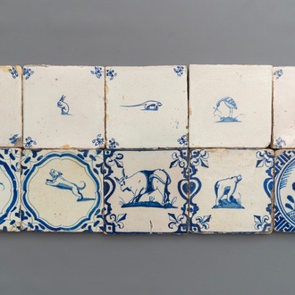 Dix carreaux en faïence de Delft en bleu et blanc aux décors animaliers, 17/18ème