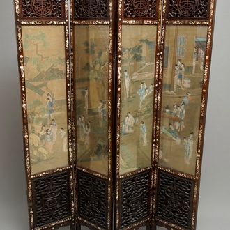 Un écran en bois incrusté de nacre à peintures sur soie, Chine, 19ème