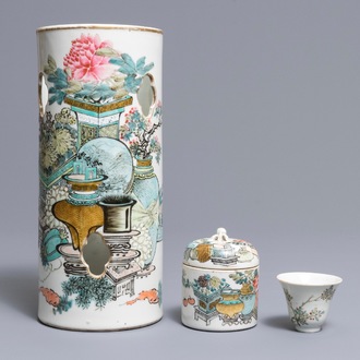 Un porte-chapeau, une tasse à vin et un réchaud en porcelaine de Chine qianjiang cai, signé Xu Pinheng, 19ème