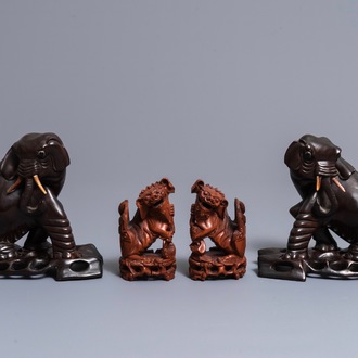 Deux paires de modèles d'éléphants et de lions bouddhistes en bois sculpté, Chine, République, 20ème
