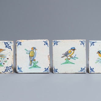 Quatre carreaux en faïence polychrome de Delft aux oiseaux, 17ème