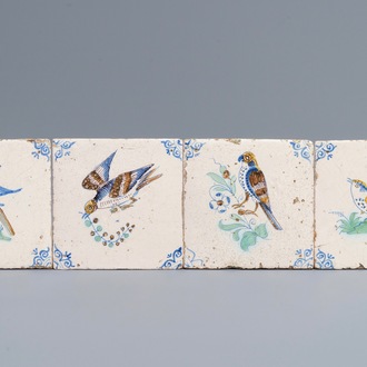 Quatre carreaux en faïence polychrome de Delft aux oiseaux, 17ème