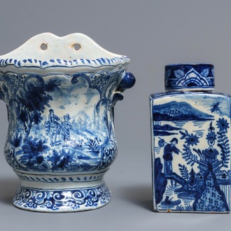 Une boîte à thé couverte et un vase à suspendre en faïence dans le style de Delft, France, 19ème