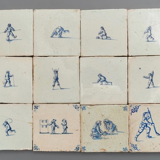 Douze carreaux en faïence de Delft en bleu et blanc aux enfants jouants, 17ème