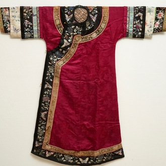 Une robe informelle Manchu en soie brodée à fond rose, 19ème