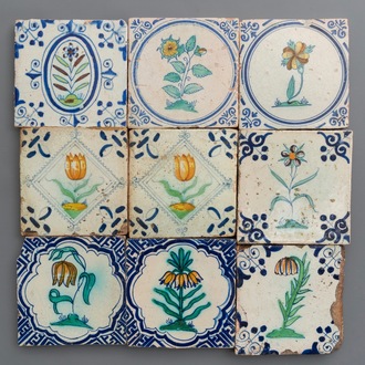 Neuf carreaux en faïence de Delft polychrome aux décors floraux, 17ème