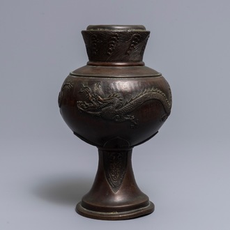 Un vase en bronze à décor de dragons en relief, Chine, 17/18ème