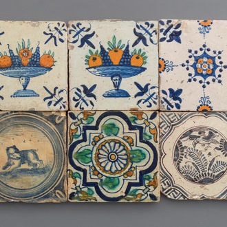 Zes diverse blauwwitte en polychrome Delftse tegels, 16/17e eeuw