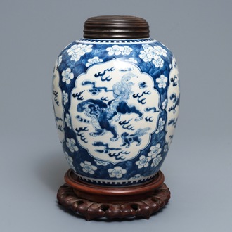 Un pot à gingembre en porcelaine de Chine bleu et blanc de style Kangxi, 19ème